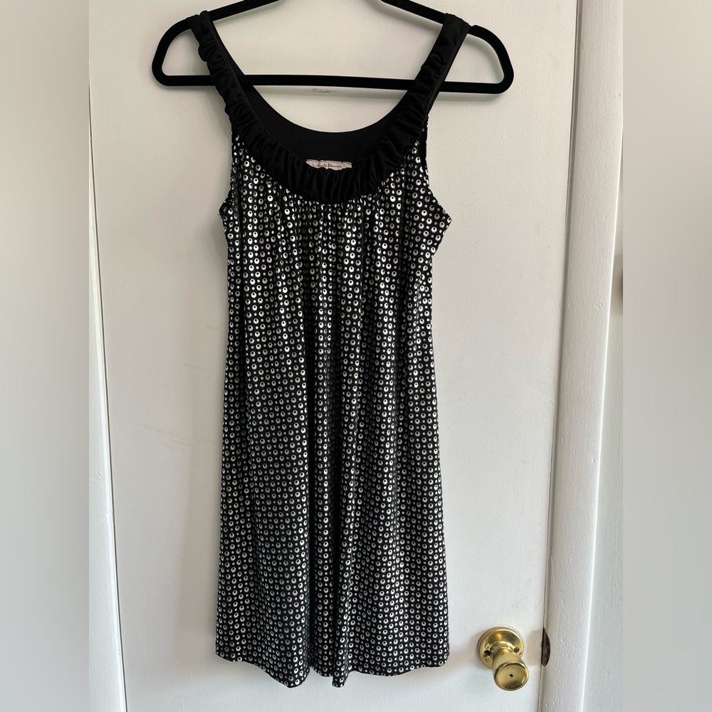 Sushi Flower Ruffle Neck Tank L Black and White Patterned